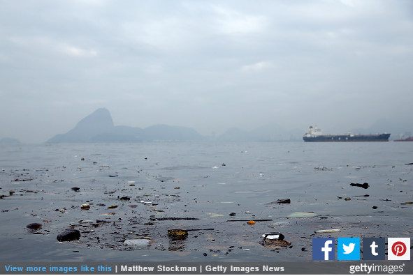 Poluição nas águas da Baia de Guanabara: problema sem solução para o Rio 2016. Crédito: Getty Images