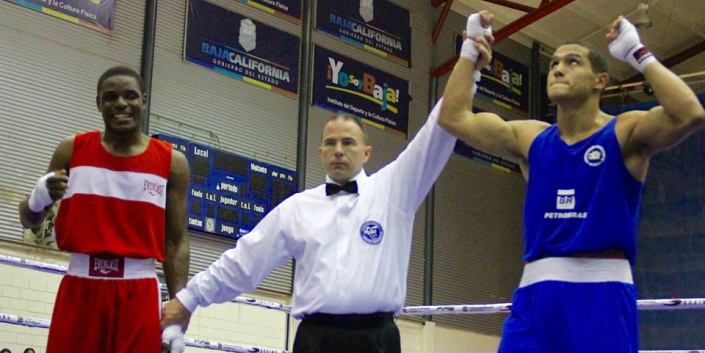 Michel Borges (de azul) assegurou a vaga do Brasil no Pan de Toronto, na categoria 75 kg. Crédito: AMBC