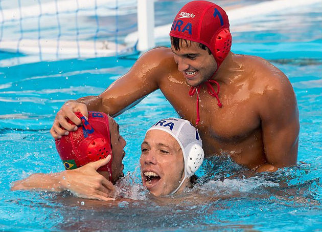 Jogadores da seleção masculina de polo aquático comemoram a medalha de bronze na Liga Mundial. Crédito: CBDA