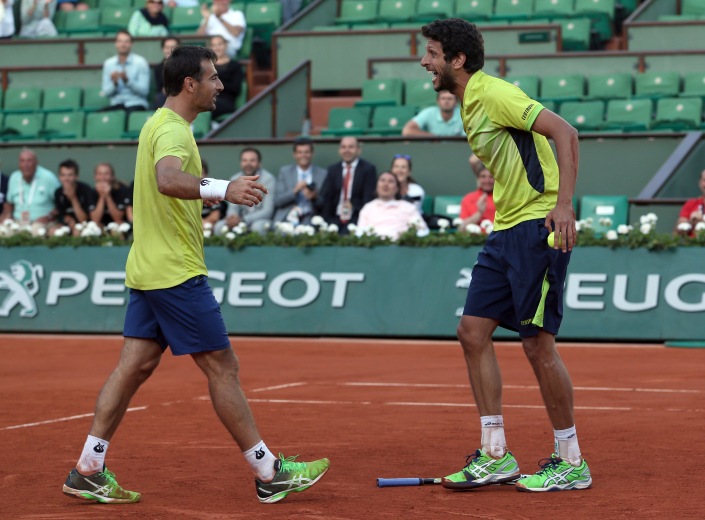 O croata Ivan Dodig e o brasileiro Marcelo Melo comemoram a conquista do torneio de duplas de Roland Garros. Crédito: Vipcomm