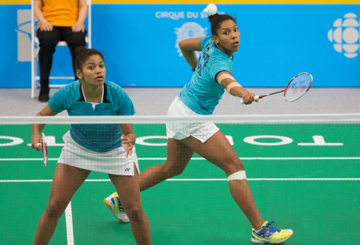 As irmãs Luana e Lohaynny Vicente em ação na final de duplas do badminton em Toronto. Crédito: Jonne Roriz/COB