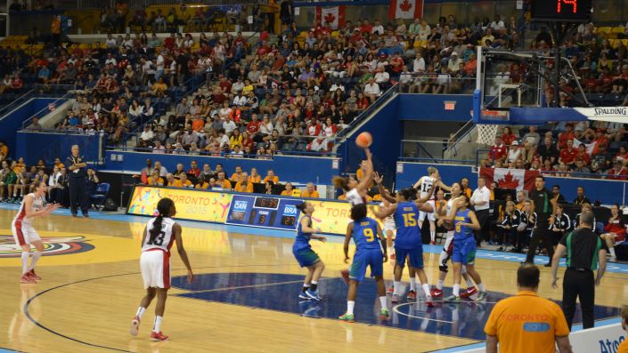 Seleção feminina de basquete não viu a cor da bola diante do Canadá e disputará o bronze no Pan de Toronto. Crédito:COB