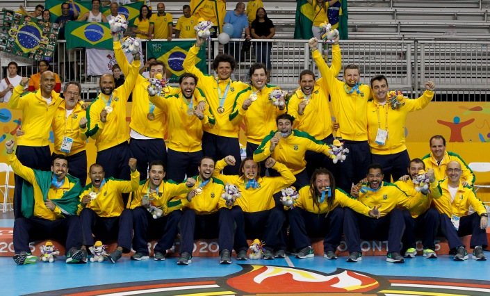 O handebol masculino comemora a suada medalha de ouro, conquistada após prorrogação contra a Argentina. Crédito: Washington Alves/Exemplus/COB