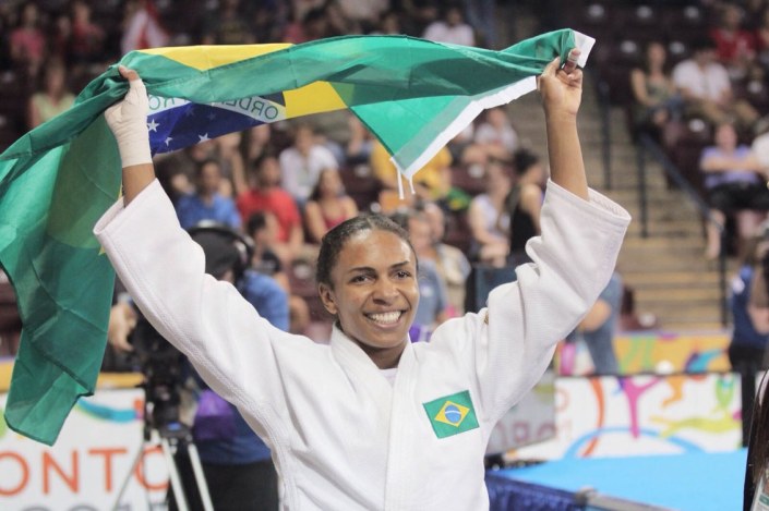 Erika Miranda comemora sua vitória na final da categoria 52 kg do judô, no Pan de Toronto. Crédito: Ministério do Esporte