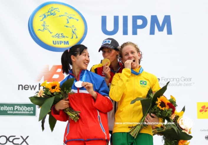 Yane Marques comemora o bronze em Berlim e também a vaga olímpica. Crédito: Divulgação/UIPM