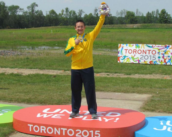 Felipe Wu comemora a conquista da medalha de ouro neste domingo, em Toronto. Crédito: COB
