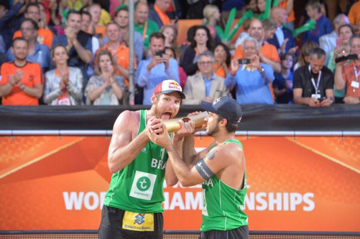 Alisson e Bruno comemoram a conquista do Mundial de vôlei de praia. Crédito: FIVB