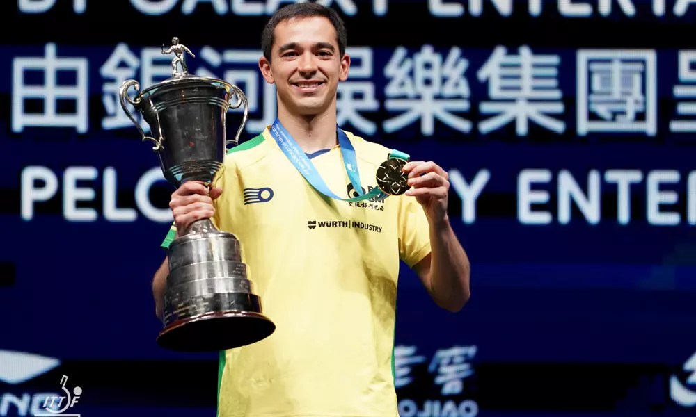Hugo Calderano com troféu da Copa do Mundo de tênis de mesa