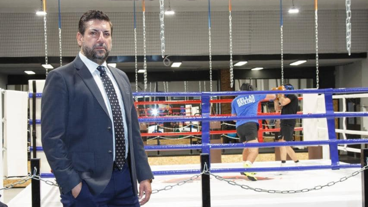 O grego Mariolis Charialos, condenado por falsificação de documentos, é um do candidatos na eleição da World Boxing (Reprodução)