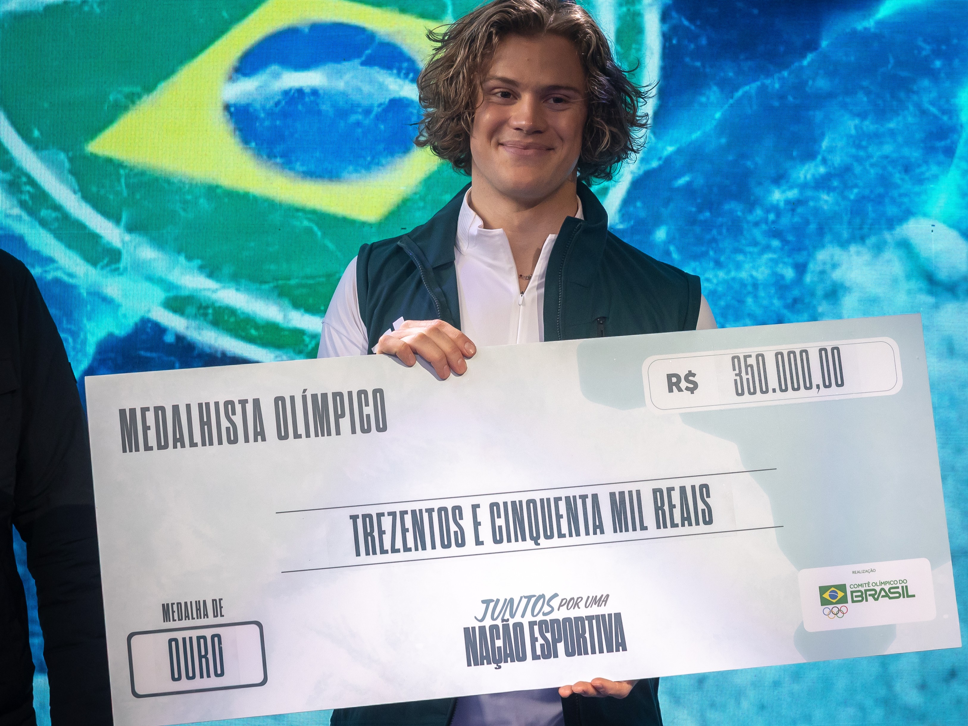 Atleta Lucas Braathen com prêmio pela medalha de ouro nos Jogos Milão/Cortina